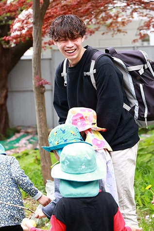 子どもと楽しく散歩してる様子