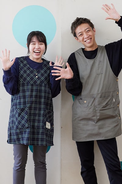 保育士2人が楽しそうにポーズをとっている様子